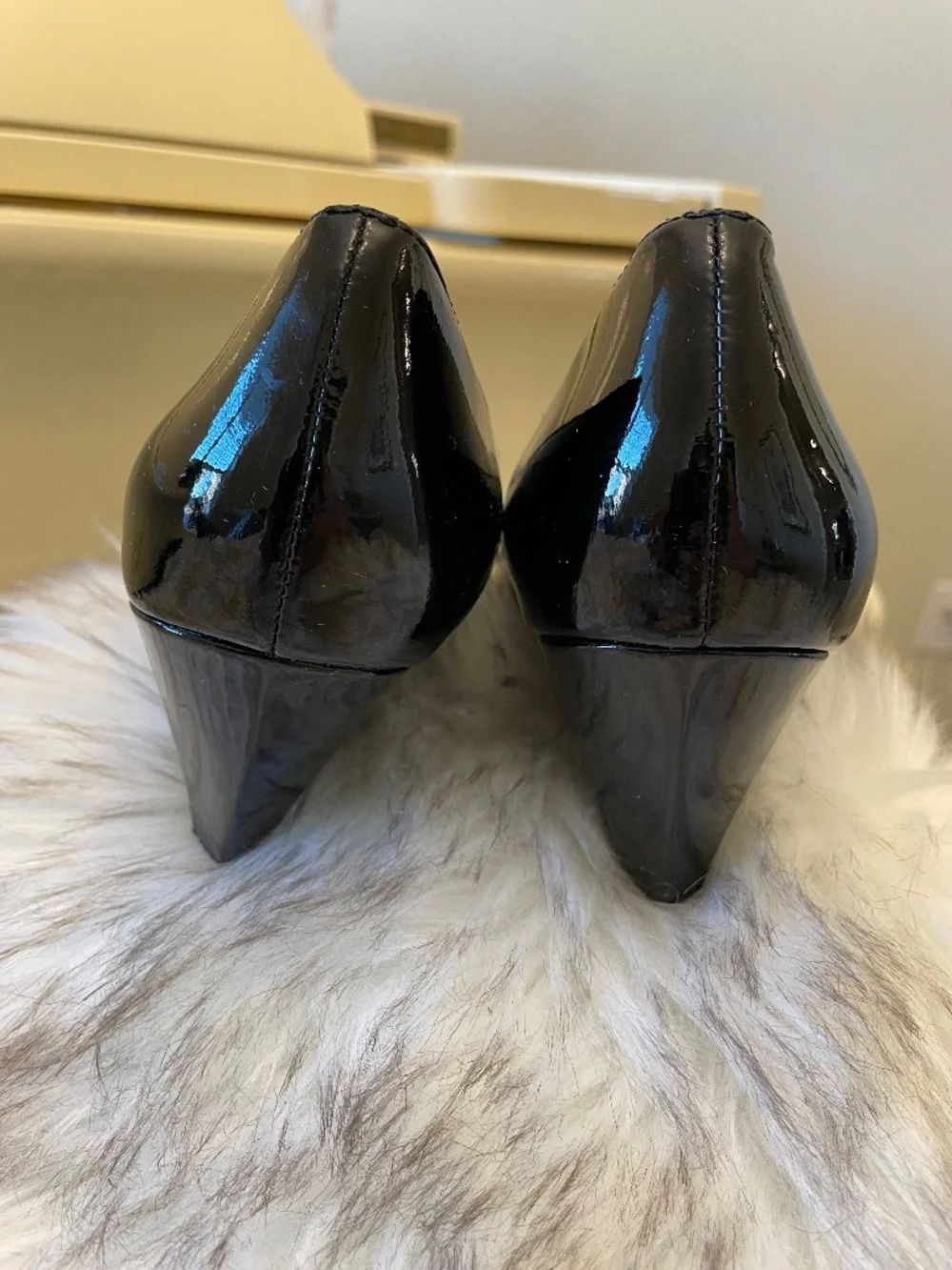 Johnston & Murphy Black Patent Leather Bow Pumps – Size 6M